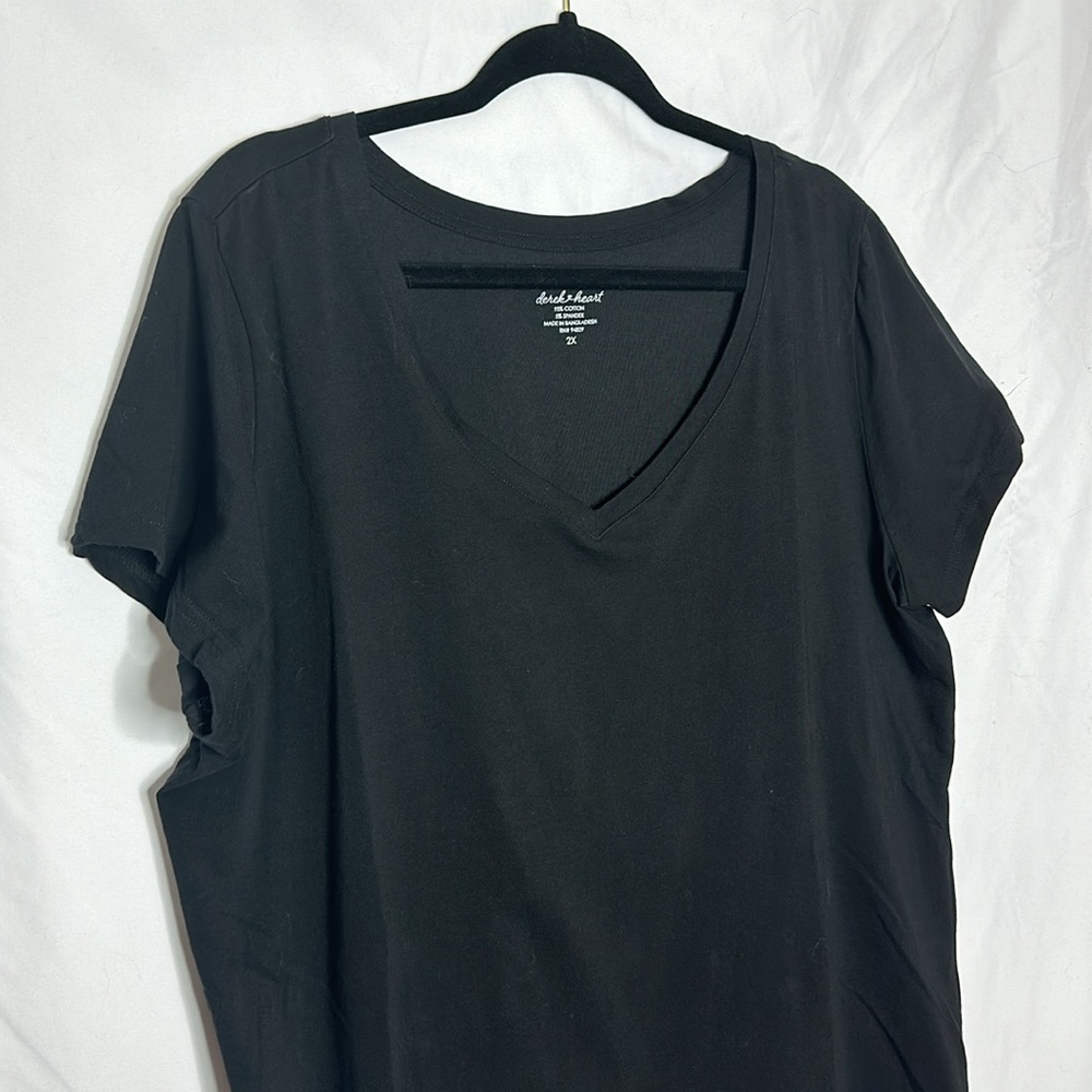 Derek Heart V-Neck Tee - Picture 2 of 4